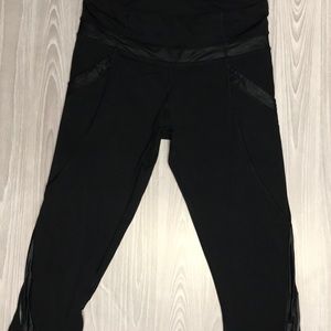 Black cropped lululemon capri leggings